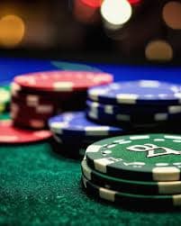 mmk08 slot တိုက်ရိုက်ကာစီနိုတွင် Roulette Dealer ဘောလုံးလှည့်ကာ ကစားသမားများ ကစားနေသောမြင်ကွင်း
